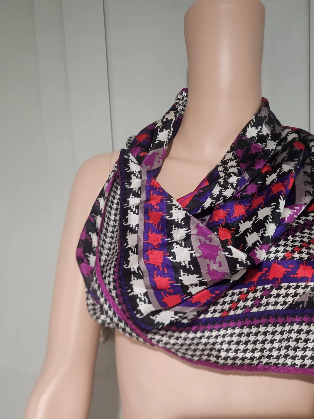 Vintage Oscar de la Renta 100% Silk Houndstooth Square Scarf Purple Black